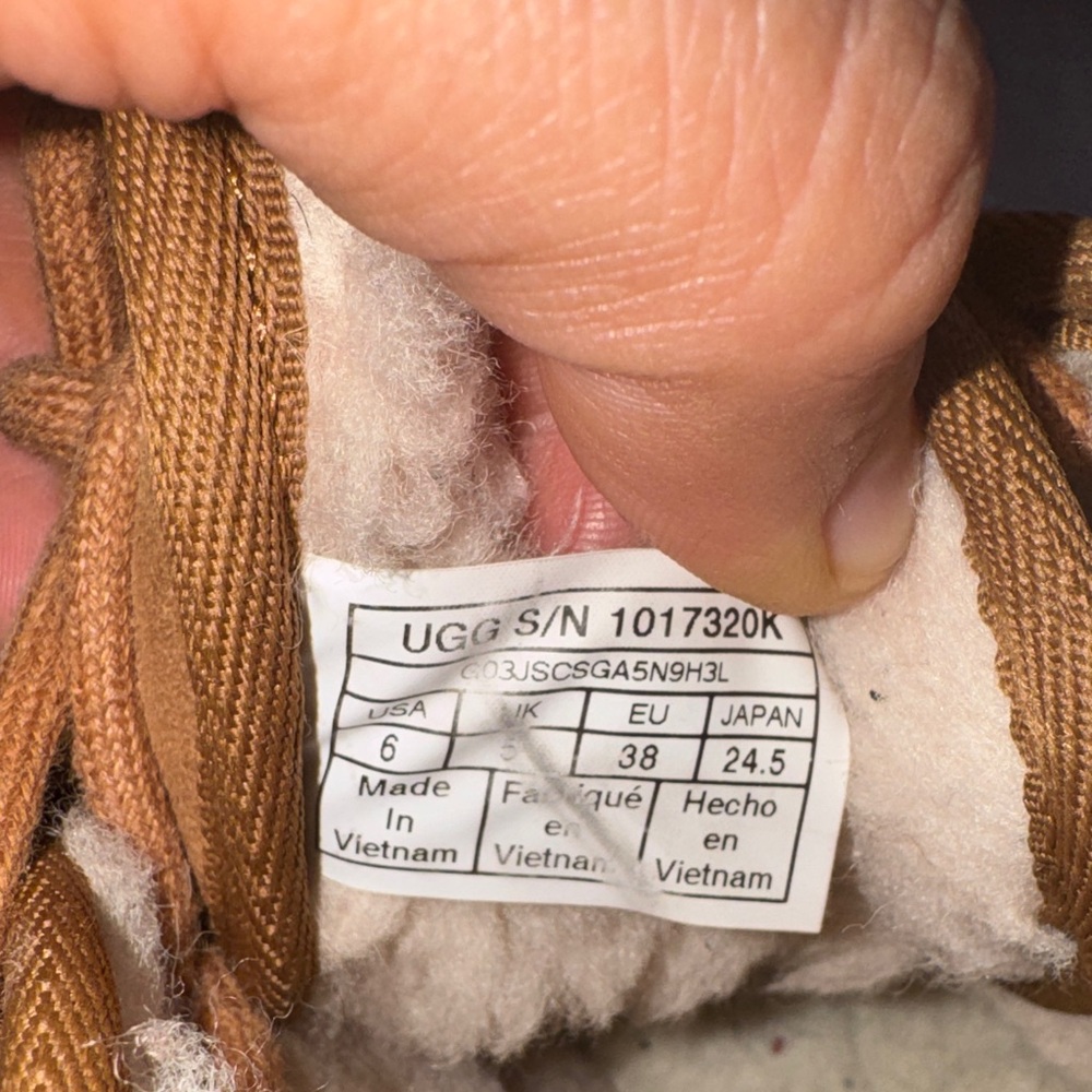 UGG Kids  Neumell ll tan boots - Picture 11 of 16